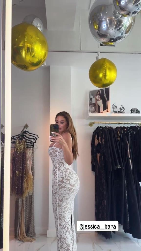 徐娘半老！皮蓬前妻穿吊帶裙自拍，這身材也太炸裂了！