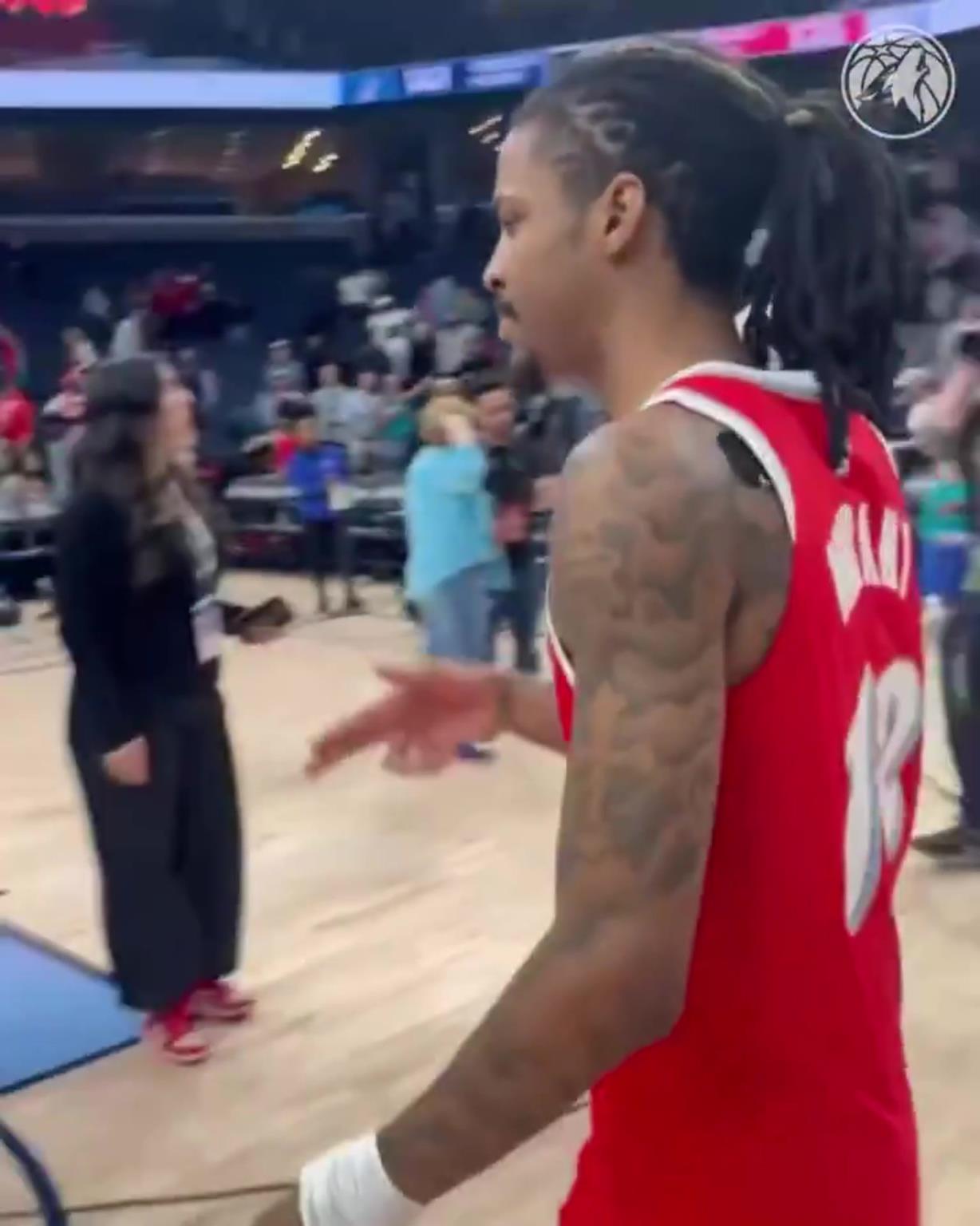 笑死！莫蘭特賽后與華子握手，竟然也是比出“手槍”的手勢