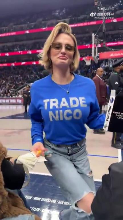 主場不準(zhǔn)球迷打印“解雇Nico”標(biāo)語，女球迷就出此下策