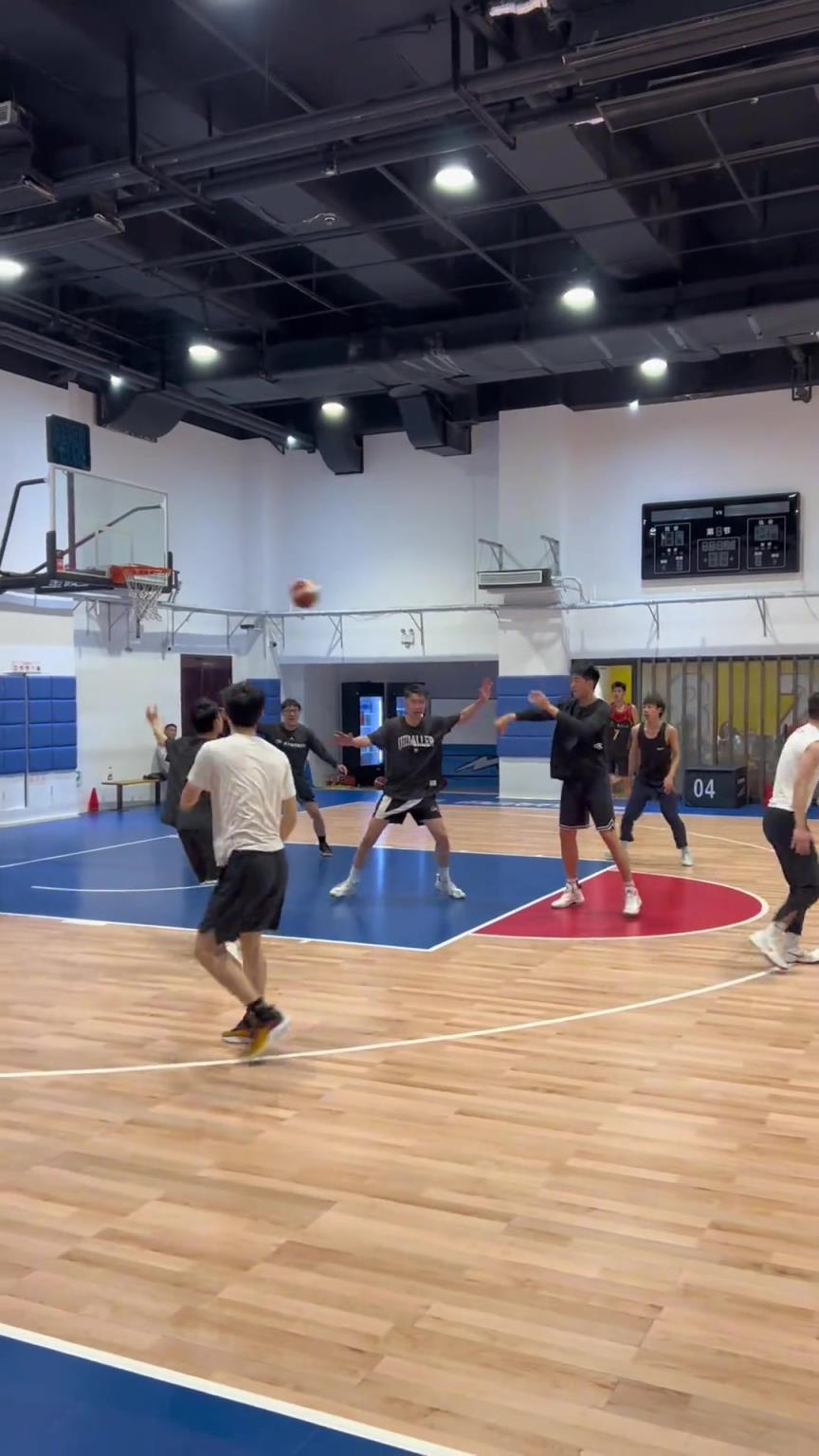 對手回家后：老婆，我今天在野球場匹配到巔峰馬刺隊了！