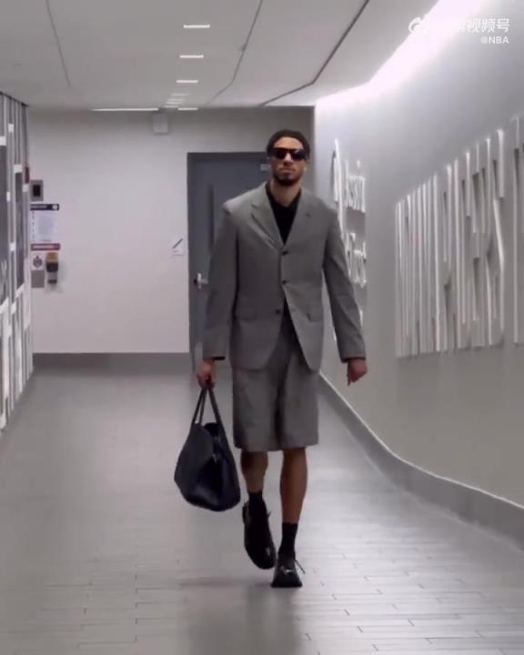 時尚潮男！哈利今日一身灰西裝短褲墨鏡搭配入場 腿真細(xì)！