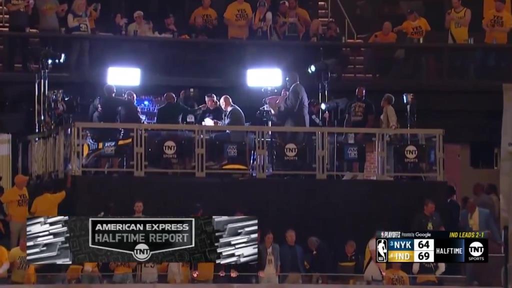 ?。哭D(zhuǎn)播鏡頭給到解說看臺，奧尼爾居然抱著一個人在彎舉