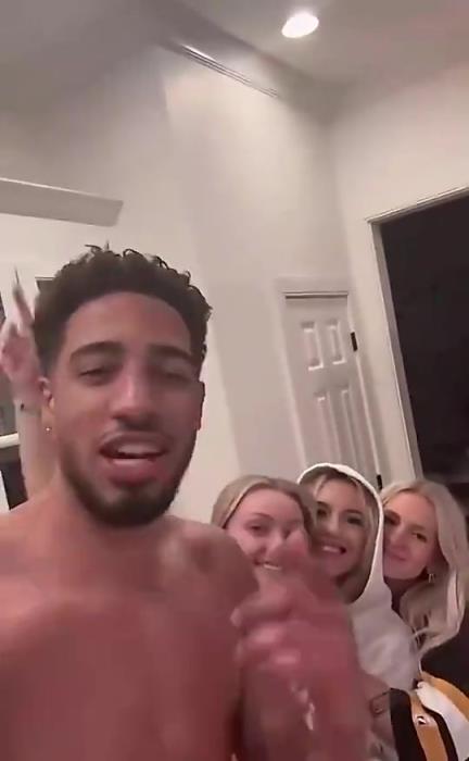 今日怒砍歷史級三雙！哈利此前光著膀子與三位金發(fā)美女同框