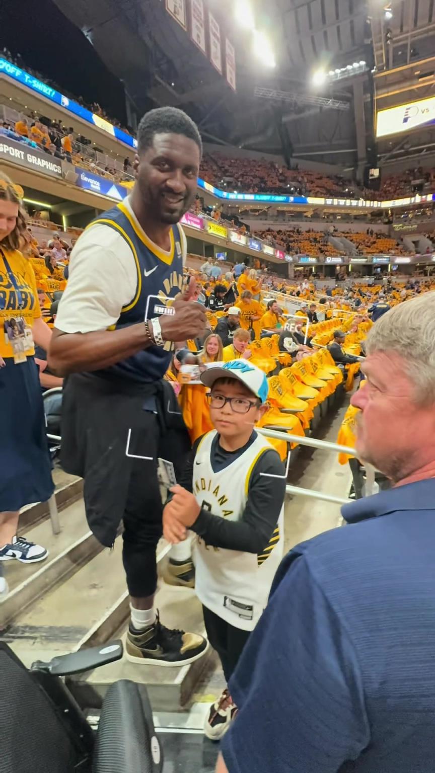 現(xiàn)在真成高圓圓了！步行者名宿希伯特現(xiàn)身主場給小球迷簽名