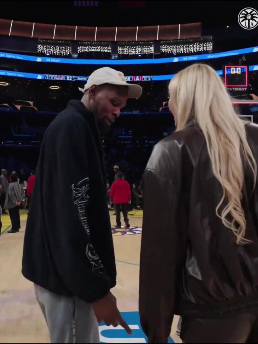 小帥這氣質(zhì)！杜蘭特與庫里教妹布林克擁抱，眼睛好像一直偷瞟布林克大長腿