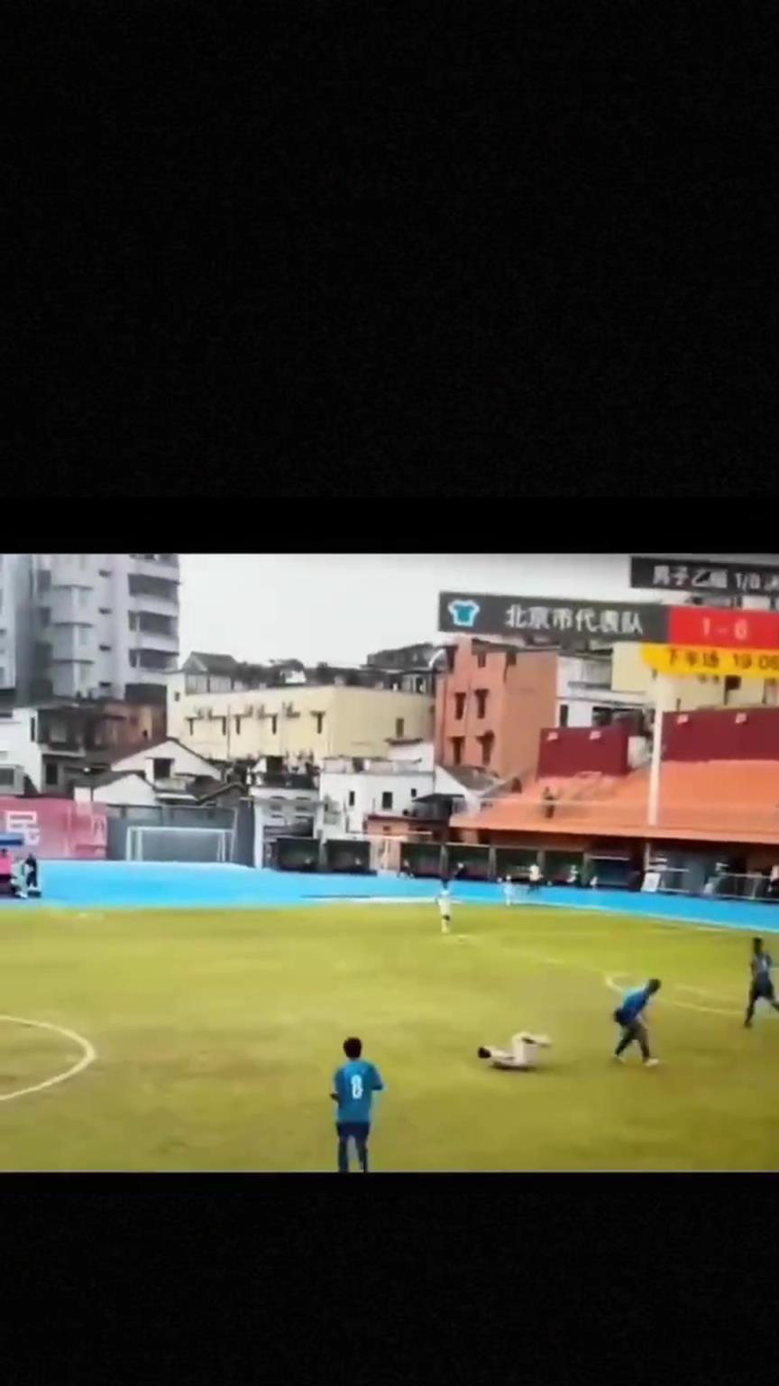 太可怕了！全運(yùn)會驚現(xiàn)殺人足球，球員將對手直接踢骨折