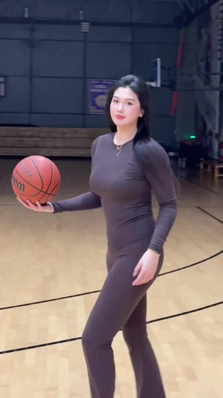 低配版卡戴珊！野球場肘姐這身材，懂的吧友都懂！