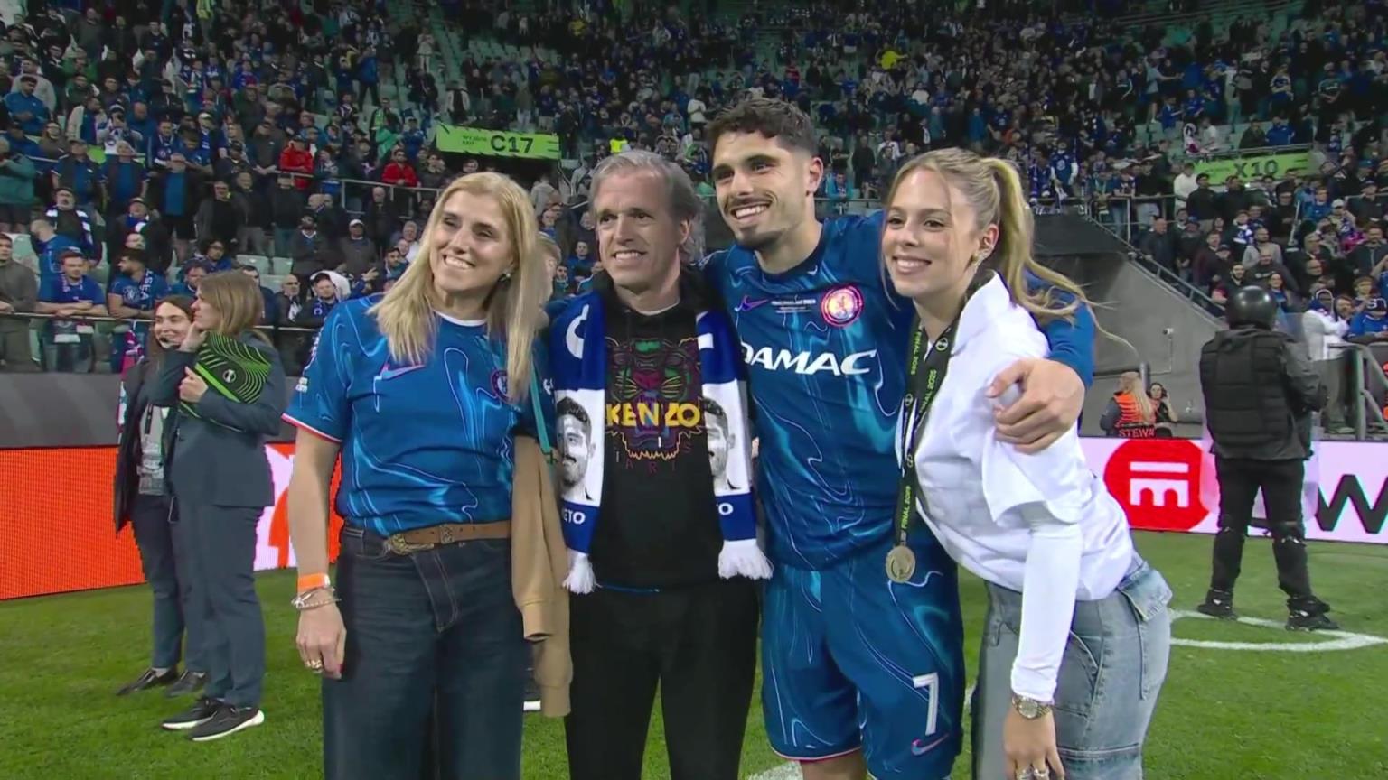 內(nèi)托好福氣！奪冠后高顏值女友來合照，身材相當(dāng)哇塞！