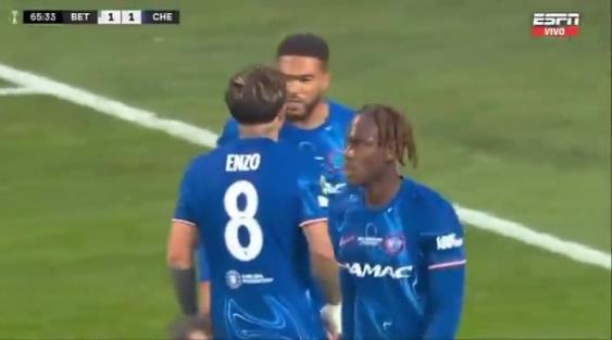 繼續(xù)干！恩佐進(jìn)球后給了詹姆斯一巴掌，兩人頂頭互相打氣