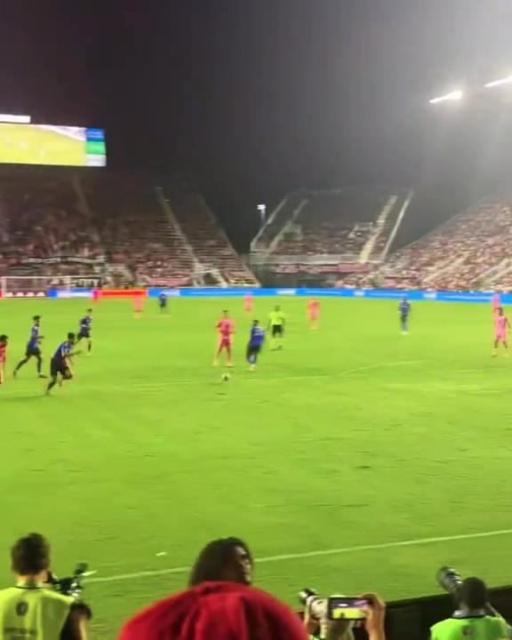 梅老板為了給蘇亞雷斯送個(gè)助攻，也是拼了啊