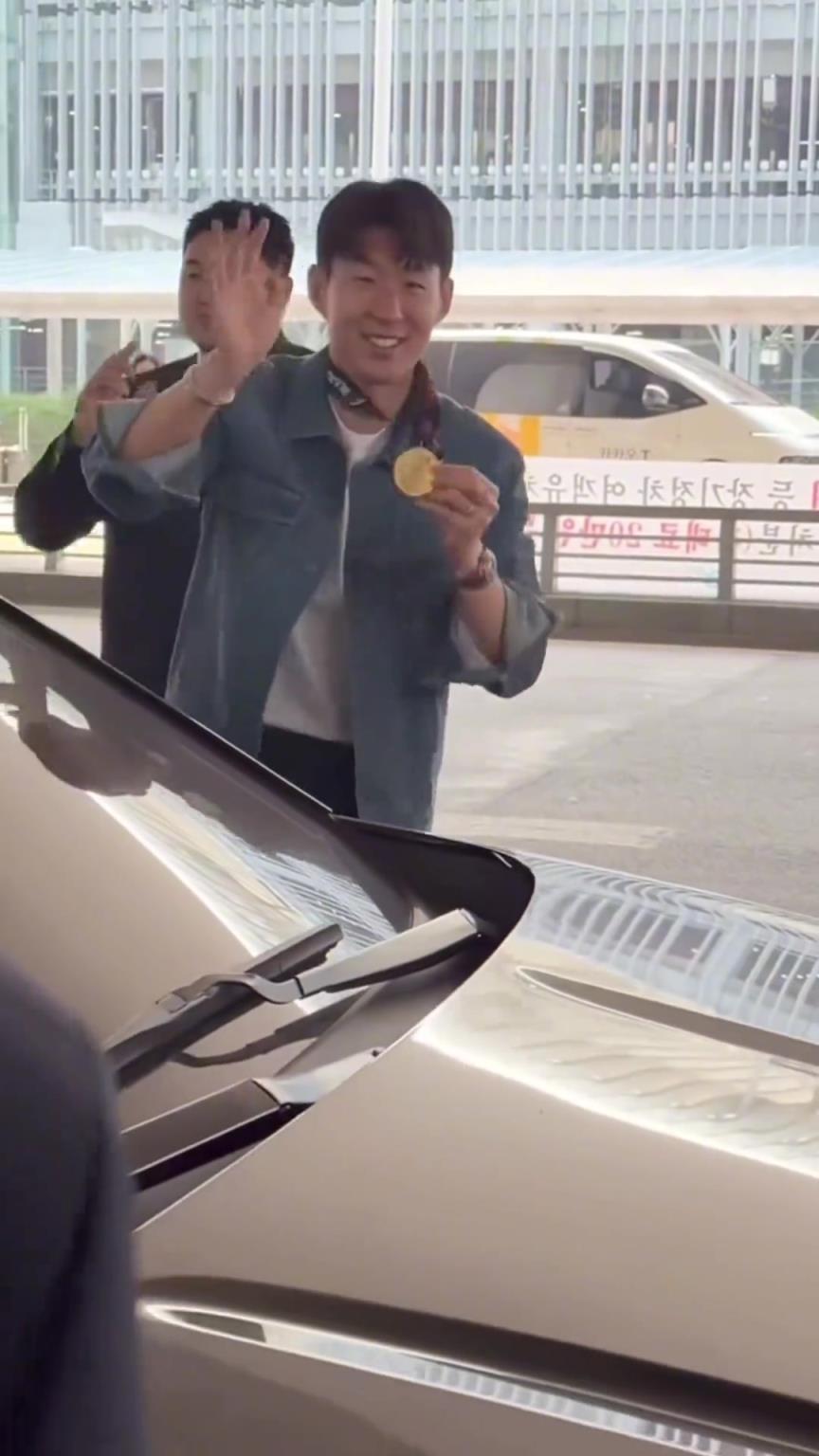 衣錦還鄉(xiāng)！孫興慜返回韓國(guó)，眾多女球迷讓其把歐聯(lián)獎(jiǎng)牌戴上
