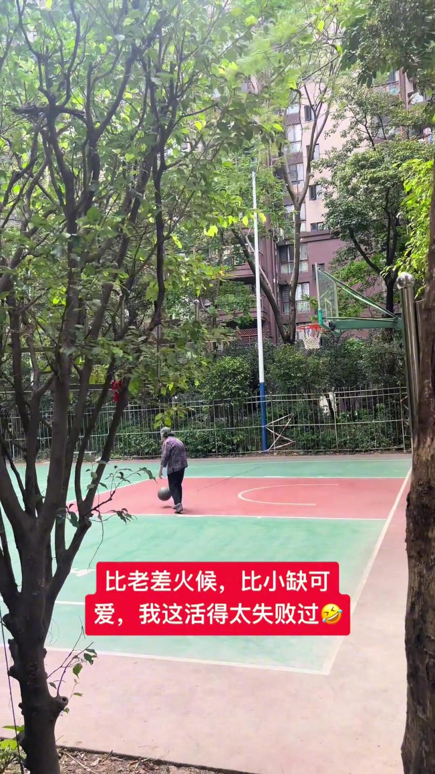 這阿婆單手一投一個準，姜還是老的辣