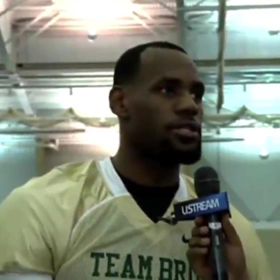 哥兩個還會這個啊？11年NBA停擺期間老詹和阿杜組隊玩橄欖球