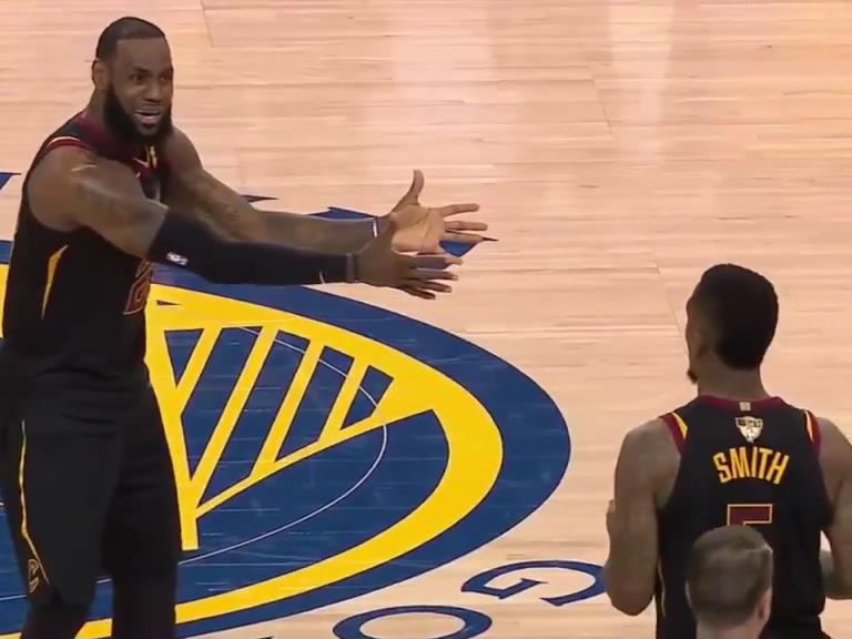 名場面！JR搶下關鍵籃板沒看表，老詹質問JR為何傳球