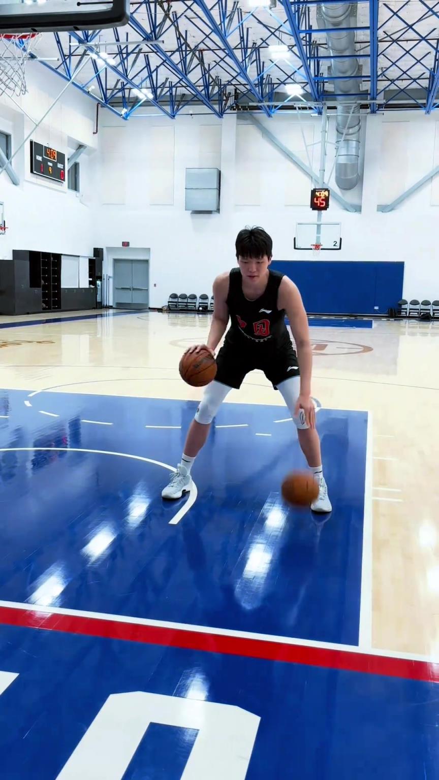 楊瀚森今日份訓(xùn)練！這個左右手運(yùn)球協(xié)調(diào)性真不錯