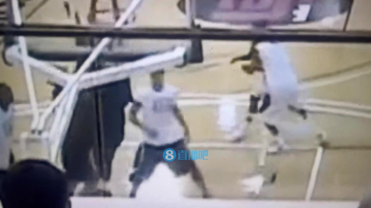 引熱議！美媒翻舊賬：當(dāng)年詹姆斯被大學(xué)生隔扣，耐克沒收了錄像帶