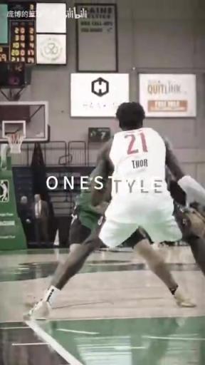 正統(tǒng)美式后衛(wèi)！JD戴維森炒菜后低手合球，對抗上籃打進(jìn)！