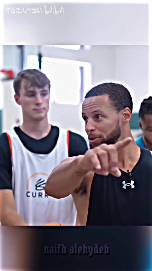 庫里：其實(shí)這個暴扣是我教的！當(dāng)弗拉格出現(xiàn)在庫里的訓(xùn)練營！