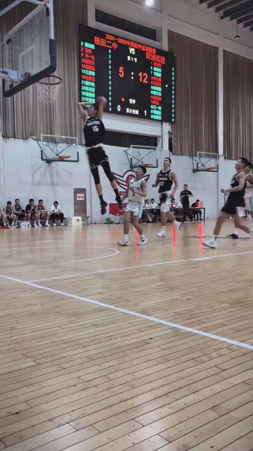 起來就扣?。‖F(xiàn)在的初中生都這么打球的嗎