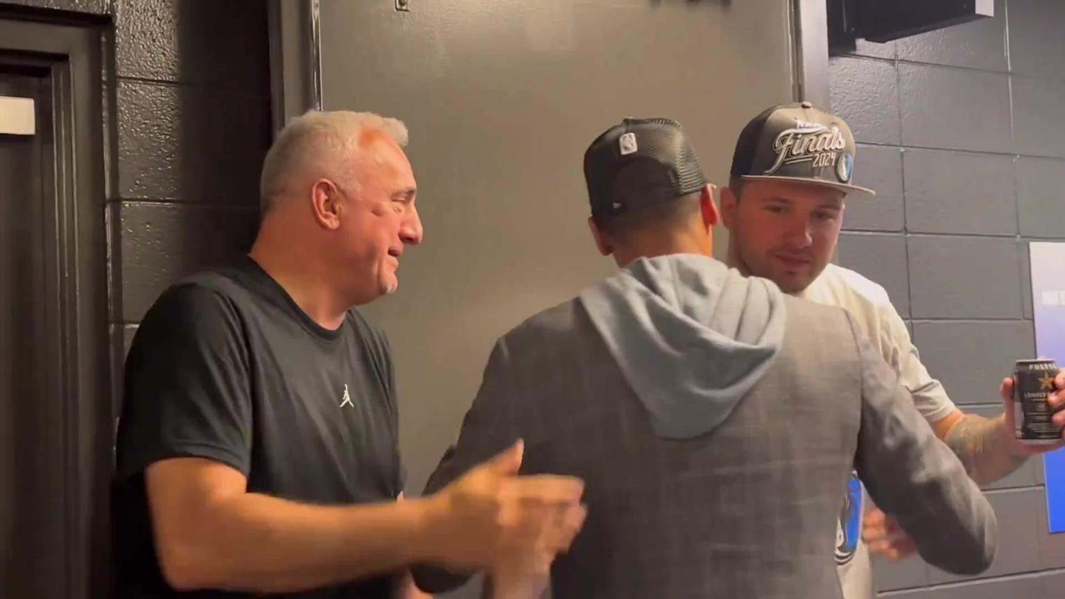 去年的今天，東契奇率隊殺入總決賽，賽后喝啤酒被芬利沒收