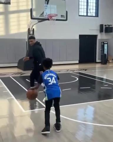 交易價值急劇下降！字母哥和小球迷單挑被當(dāng)面絕殺