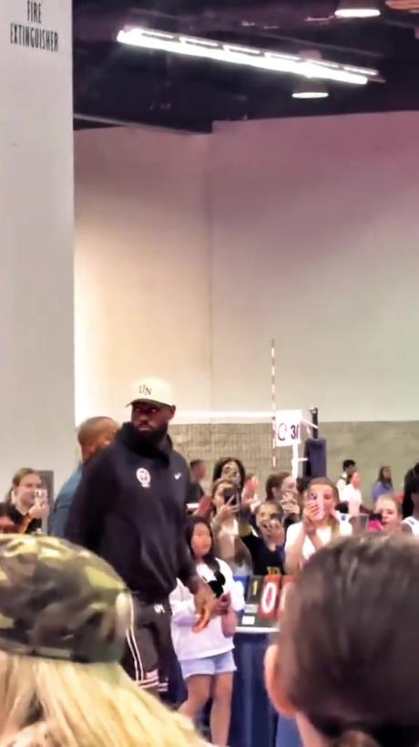 什么是巨星??！詹姆斯現(xiàn)身排球場被小球迷包圍 這就是行走的流量