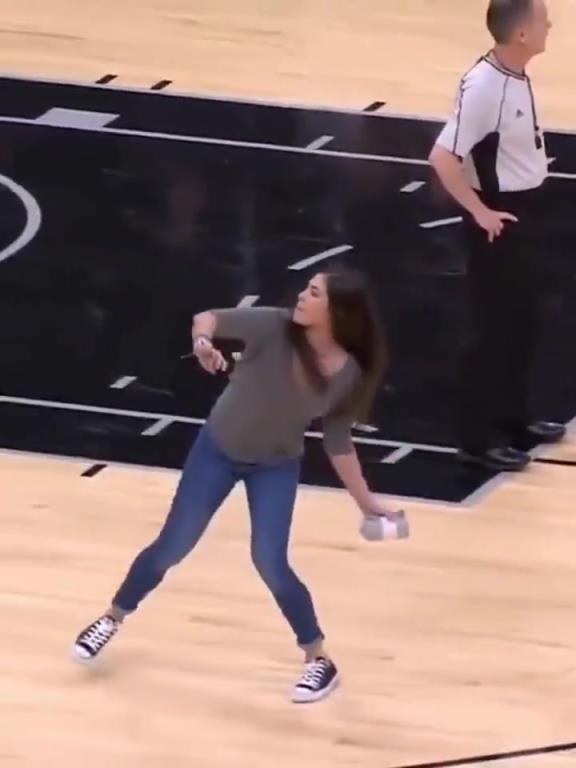 不愧是美國女籃主力，普拉姆的力量太嚇人了