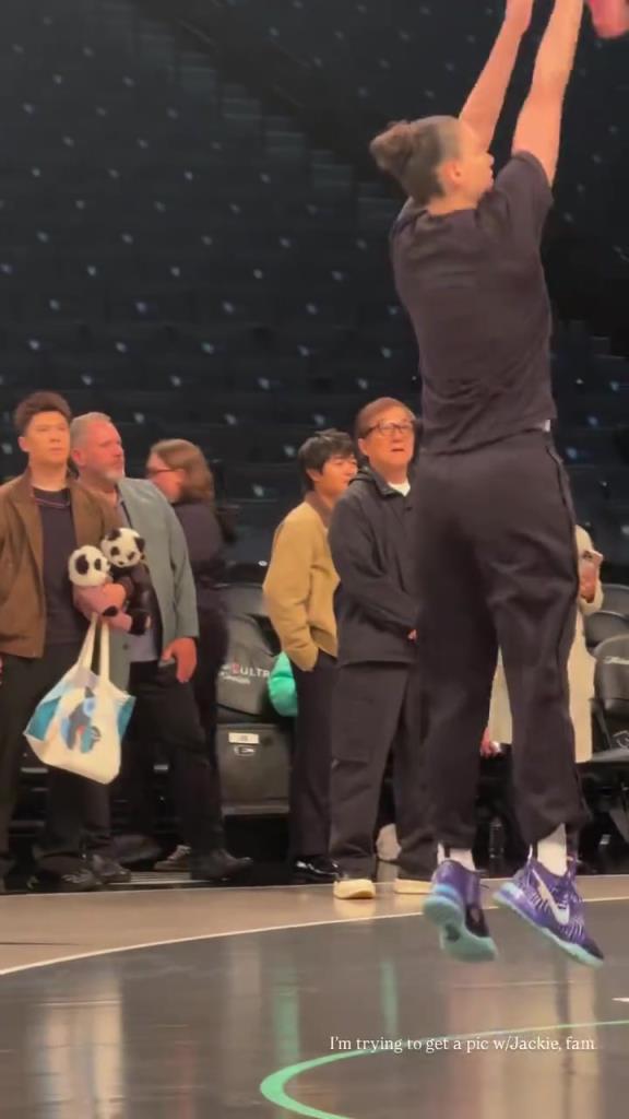 71歲成龍現(xiàn)身巴克萊中心看女籃比賽：她們投籃怎么那么準(zhǔn)！??！