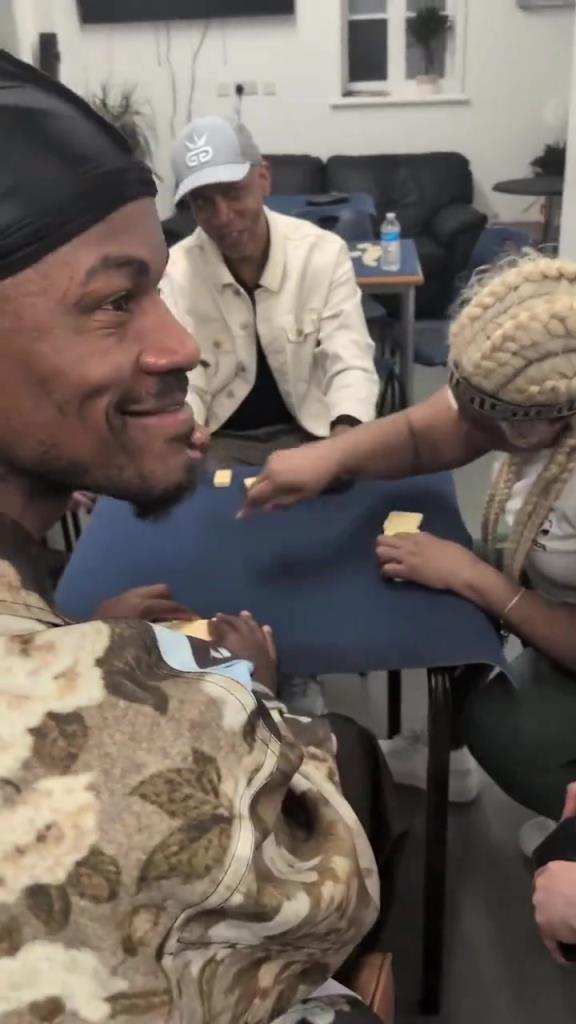 想找到巴特勒很簡單，因?yàn)樗辉诨@球場，就在棋牌室