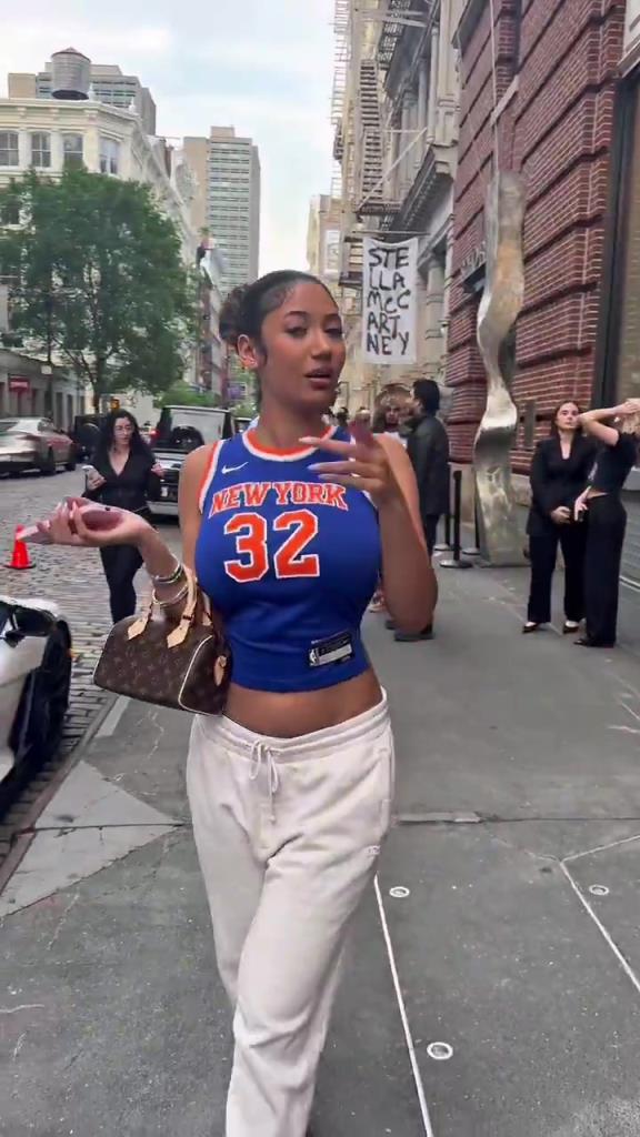 哇塞！一豐滿尼克斯女球迷身穿唐斯球衣，真是太吸引眼球了