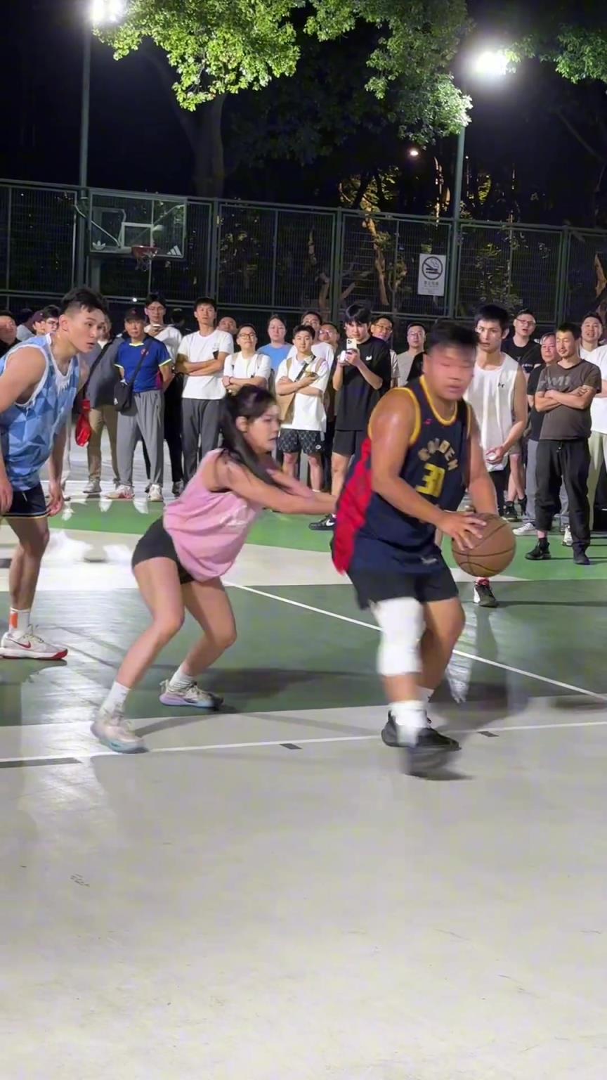 這哥們看見(jiàn)防自己的是女生，一個(gè)勁背打，球也不傳了